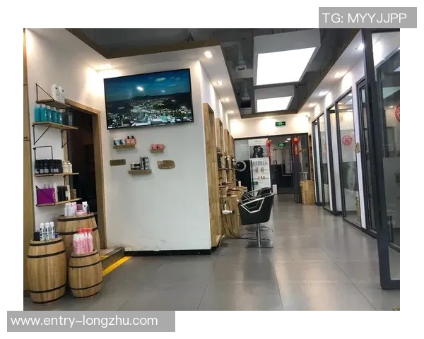 理发师宣岳鑫加盟上海海港前特意剪发展现新形象