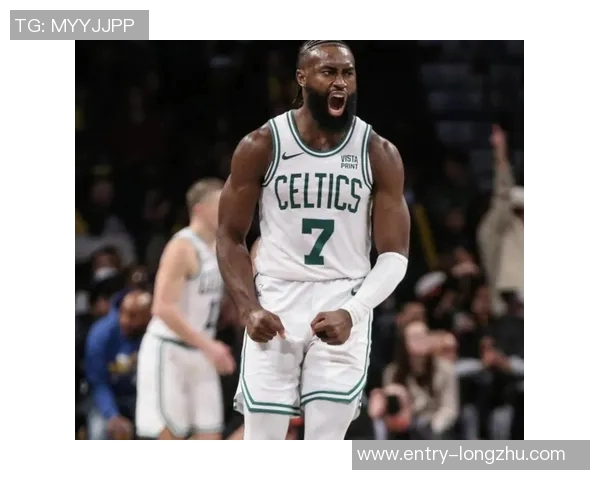 杰伦布朗首节表现惊艳全场5投全中砍下13分2助助力球队进攻